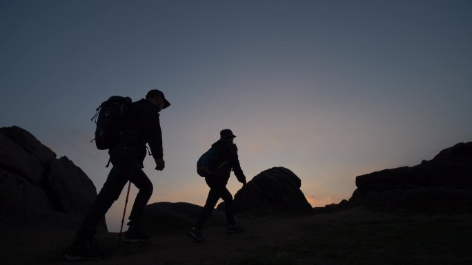 团队合作 两个人 登山 攀登