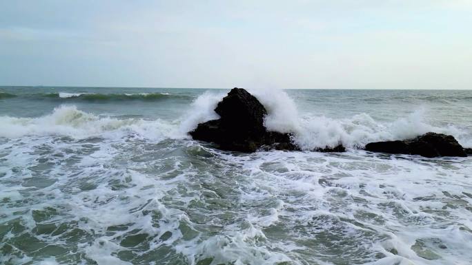 浪花拍打礁石