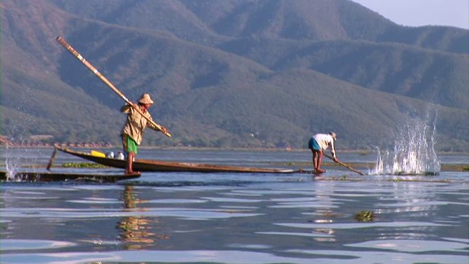 缅甸，人们在茵莱湖钓鱼