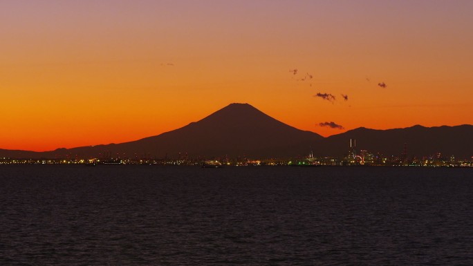 从东京湾看富士山