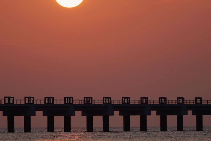 广西北海涠洲岛海上蓝桥日落