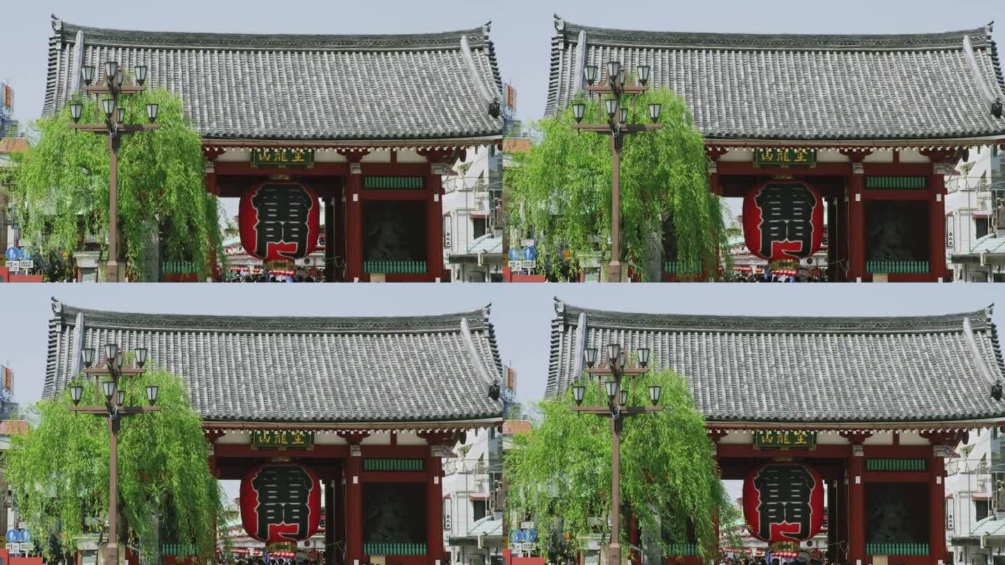日本东京的神之门和柳树