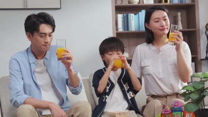 一家人喝橙汁