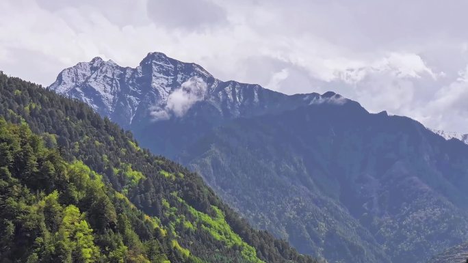 壮丽的高原雪山与湖泊