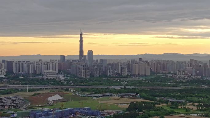 朝霞中的成都最高楼蜀峰468与高铁动车