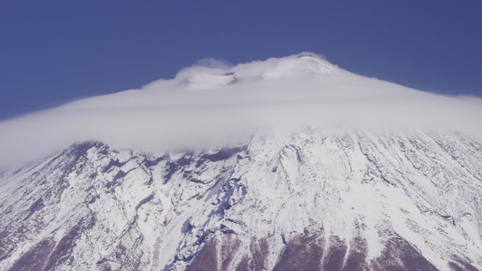 富士山上空的透镜状云