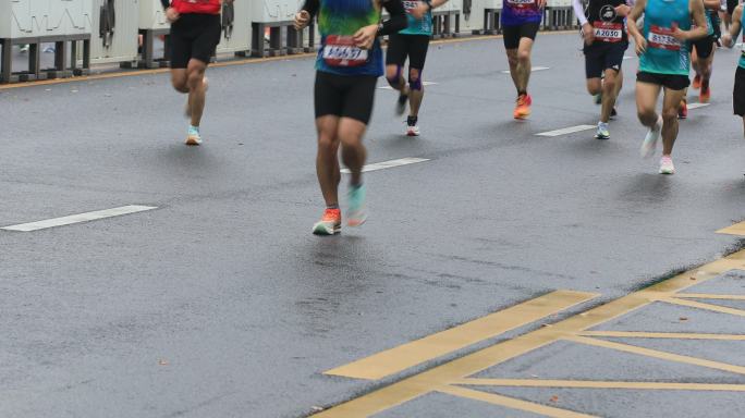 穿着运动鞋的运动员腿部特写苏州城市马拉松