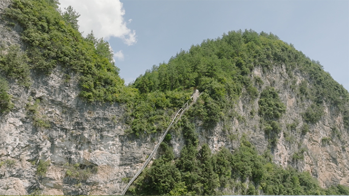 绝壁山崖取水管道、乡村振兴航拍4k60p