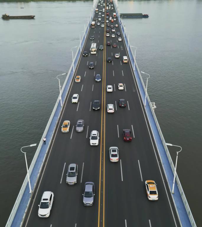 航拍（竖拍）-武汉长江二桥的车流(2)