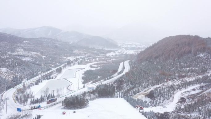 航拍张家口崇礼区密苑云顶滑雪场酒店雪景