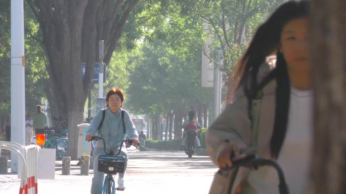 城市车流人流都市生活早高峰车流骑行上班族