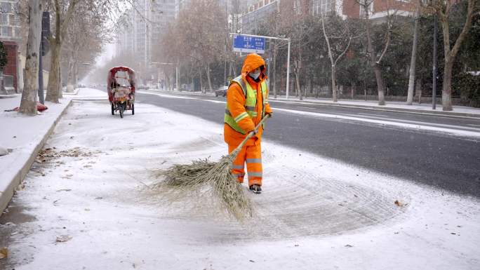 大雪暴雪天气环卫工人在清扫落叶