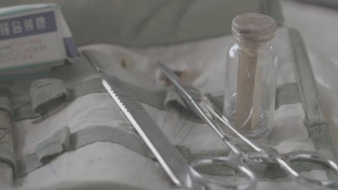 医用剪刀 镊子 缝合线 手术包 60年代