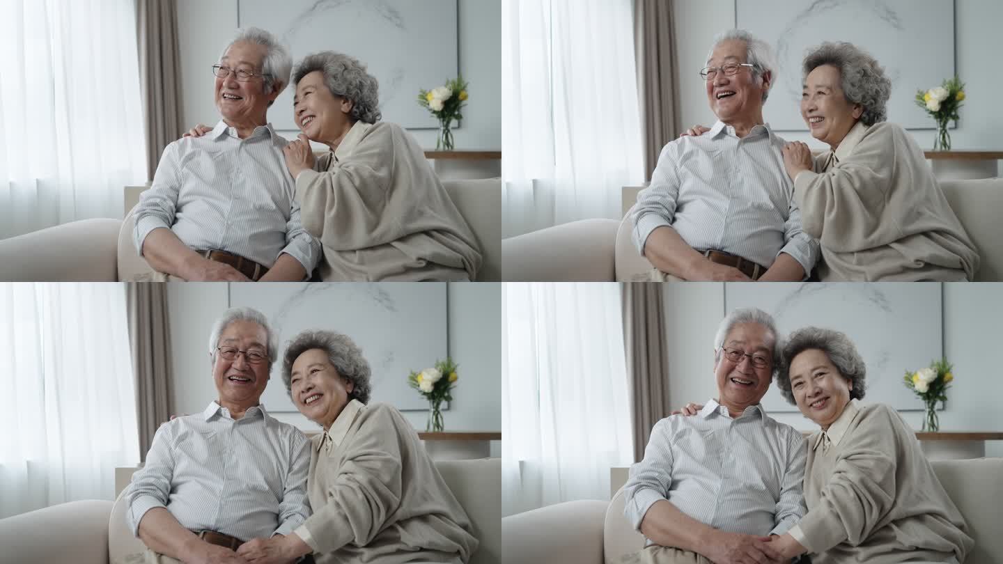 老年夫妇坐在沙发上