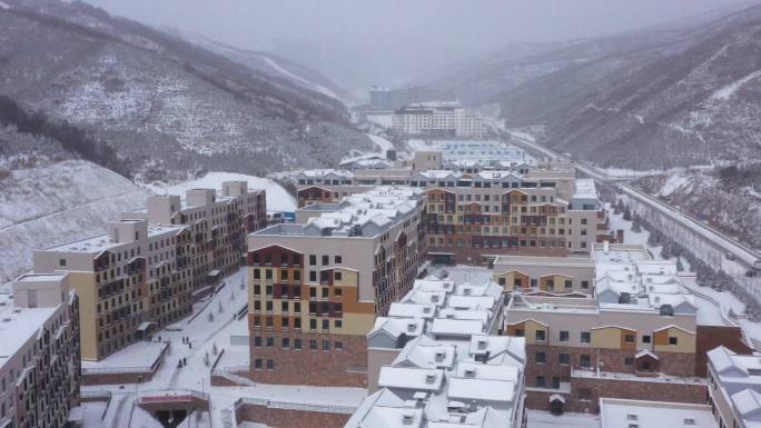 航拍张家口崇礼区密苑云顶滑雪场酒店雪景