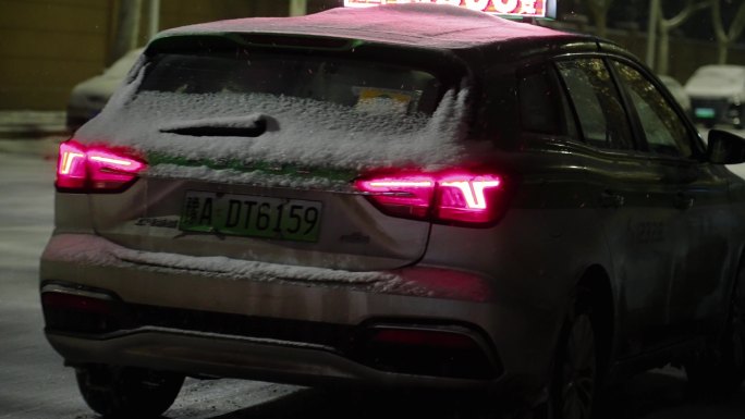 冬天下大雪暴雪晚上冰雪道路出租车行驶