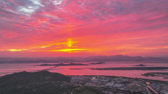 夕阳下的火烧云