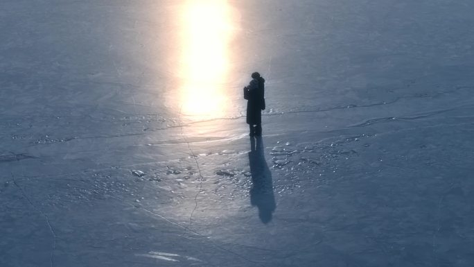 冰面上的情侣