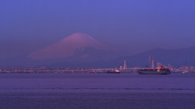 从东京湾看富士山