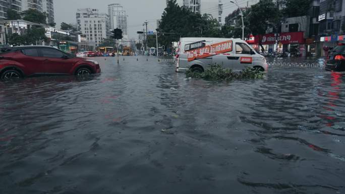 暴雨后街景-慢镜头