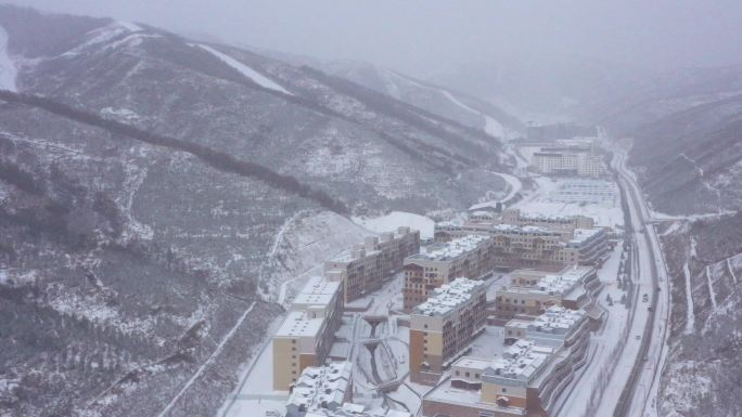 航拍张家口崇礼区密苑云顶滑雪场酒店雪景