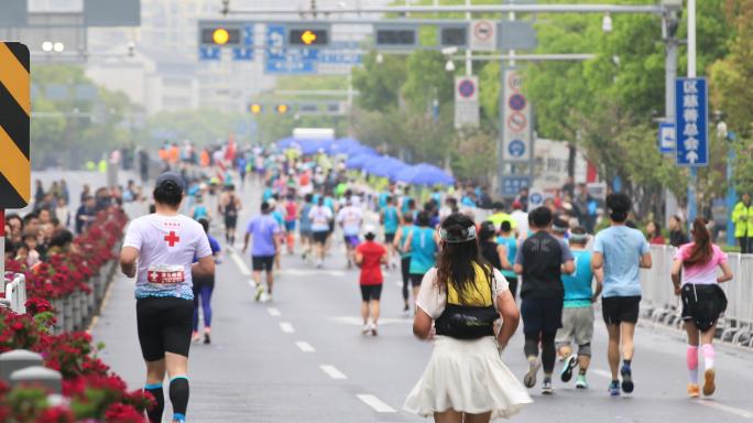 快速奔跑的人群背影 苏州城市马拉松比赛