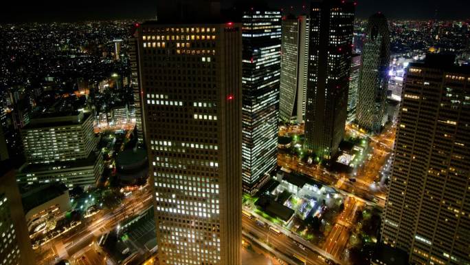 夜间东京新宿的摩天大楼