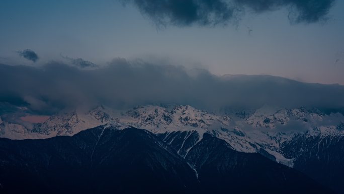 梅里雪山早晨日照金山延时摄影