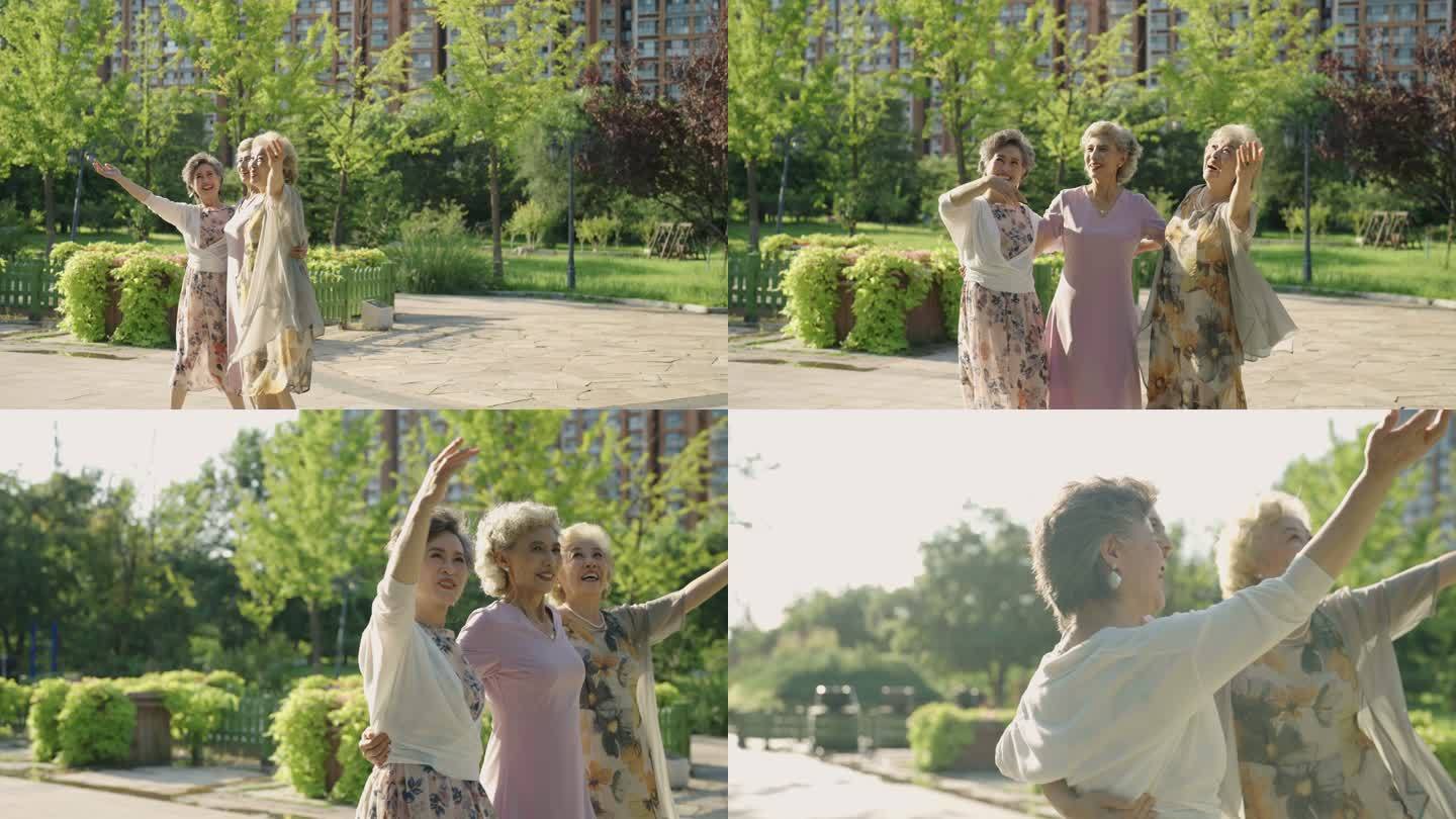快乐的老年闺蜜在公园放松身心