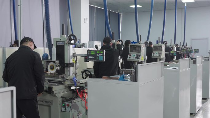 研磨机床生产线车间工人数控设备操作作业