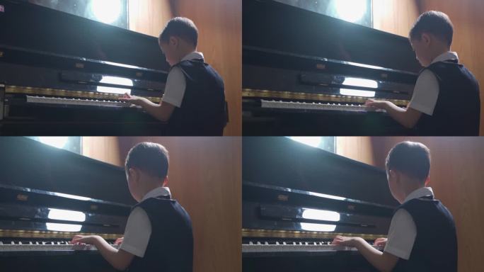 幼儿园小朋友才艺展示弹钢琴