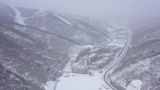 航拍张家口崇礼区密苑云顶滑雪场酒店雪景