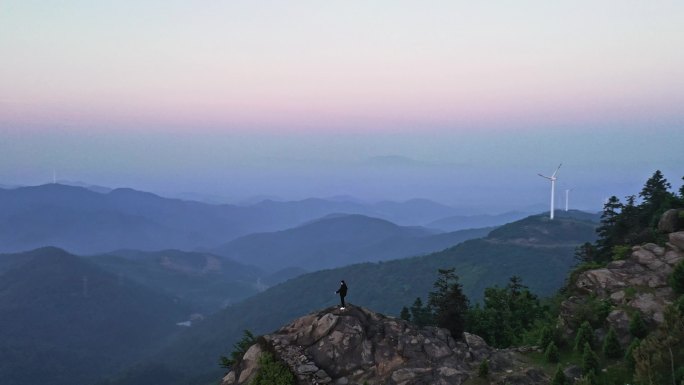 攀登 男人攀登到山顶张开双臂