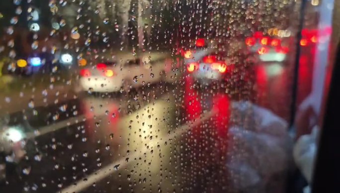 下雨天从车窗看外面