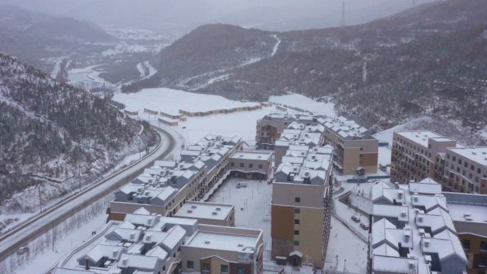 航拍张家口崇礼区密苑云顶滑雪场酒店雪景