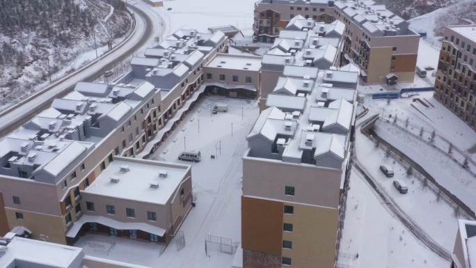 航拍张家口崇礼区密苑云顶滑雪场酒店雪景