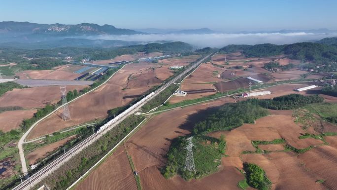 中国高铁 田野山峦 云雾