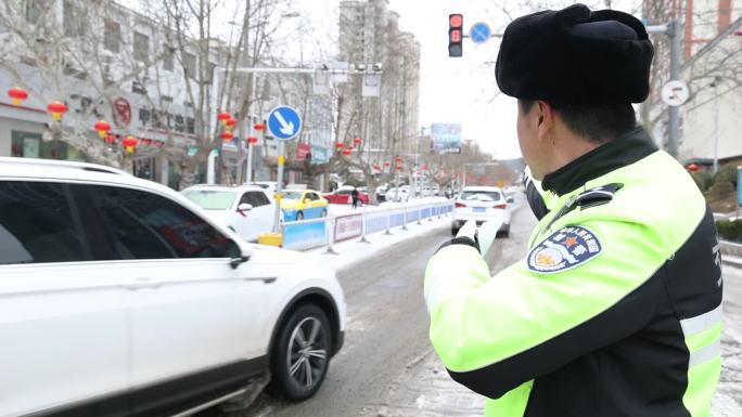 雪天交警指挥交通