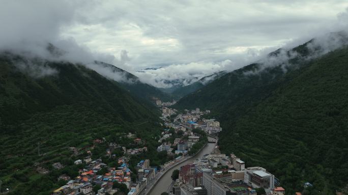 航拍马尔康城市全景