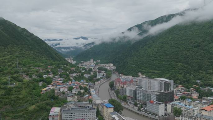 航拍马尔康城市全景