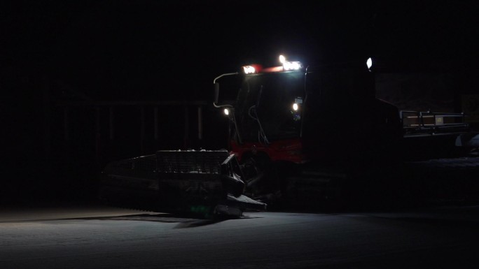 河北张家口崇礼云顶滑雪夜晚压雪车工作画面