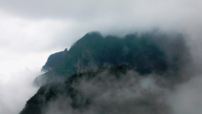 高山云雾缭绕