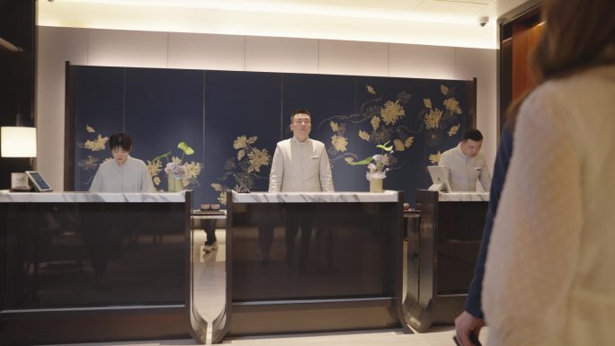 外国青年男女酒店办理入住