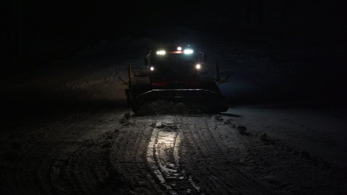 河北张家口崇礼云顶滑雪夜晚压雪车工作画面