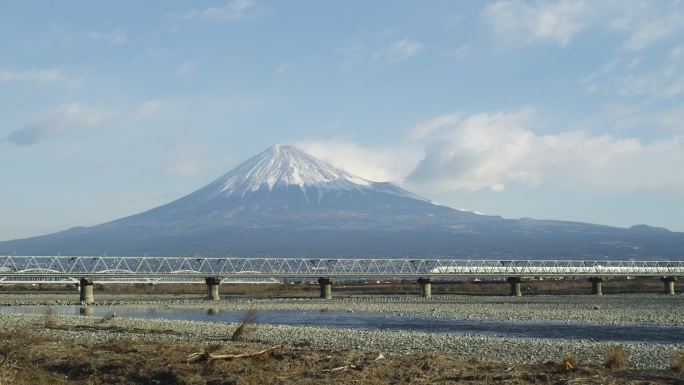 日本富士山前的子弹头列车