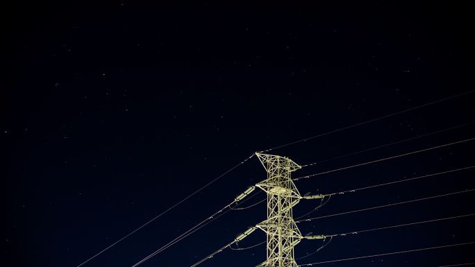 夜空中的电塔