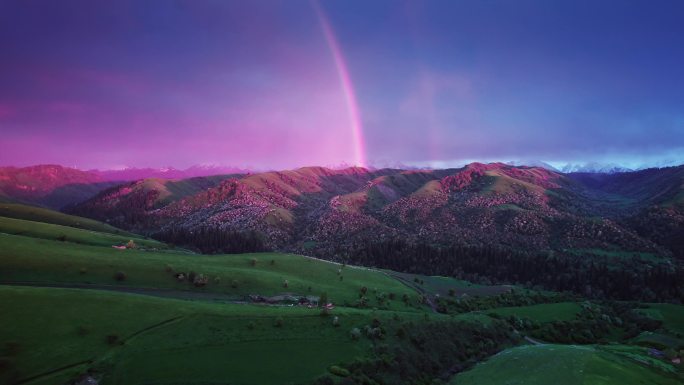 草原上的晚霞彩虹