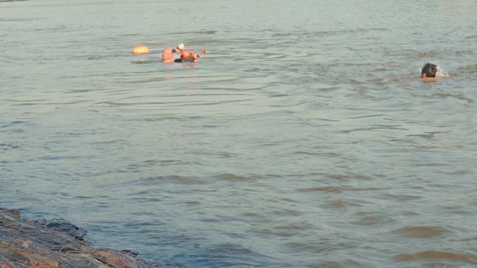 4K江边水边河边冬泳游泳锻炼身体视频素材