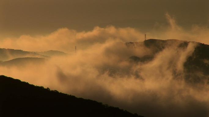 中国台湾 雾从山上升起