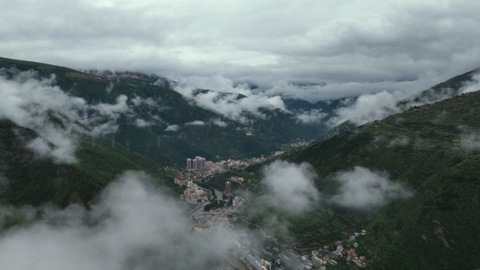 航拍马尔康城市全景